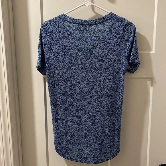 Athleta - Breezy Scoop V-Neck Tee Shirt - Blue Leopard Print - Size XS TP - Picture 5 of 6